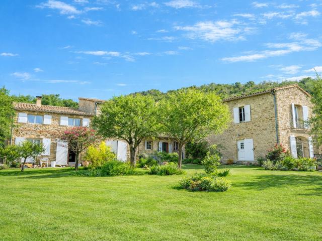 GRIGNAN, BEAU MAS EN PIERRES SUR 1,7 HA AVEC VUE SUR LE CHATEAU DE GRIGNAN