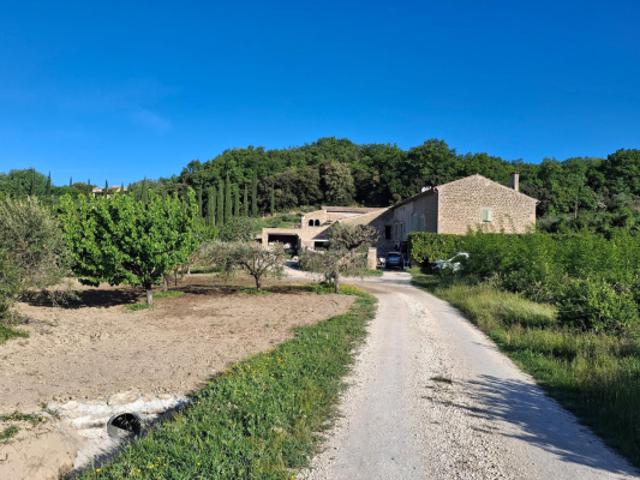 GRIGNAN RARE ! Exclusivité FERME EN COURS DE RENOVATION S