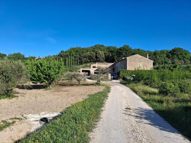 GRIGNAN RARE ! Exclusivité FERME EN COURS DE RENOVATION SUR 2,7 Ha