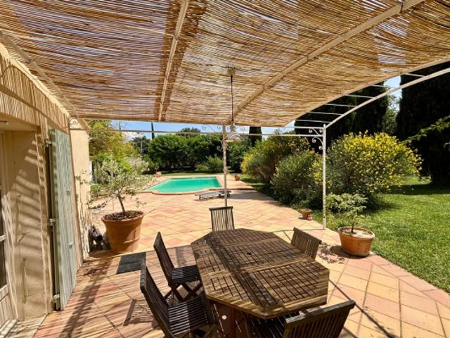 GRIGNAN, TRES BEAU MAS EN PIERRES DE 250 M2 SUR 7500M2 AVEC