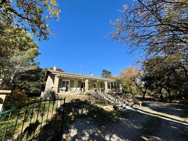 Grignan, villa avec gîte et beau terrain de 2 500 m2 constructible