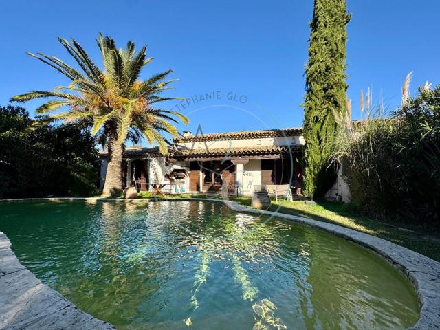 GRIMAUD Maison atypique avec piscine, composée de deux log. 236m² Grimaud