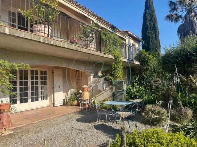 GRIMAUD Maison divisée en 3 appartements dans domaine sécu. 241m² Grimaud