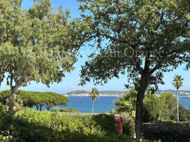 Grimaud | Maison mitoyenne avec vue mer, terrasses et accès. 46m² Grimaud