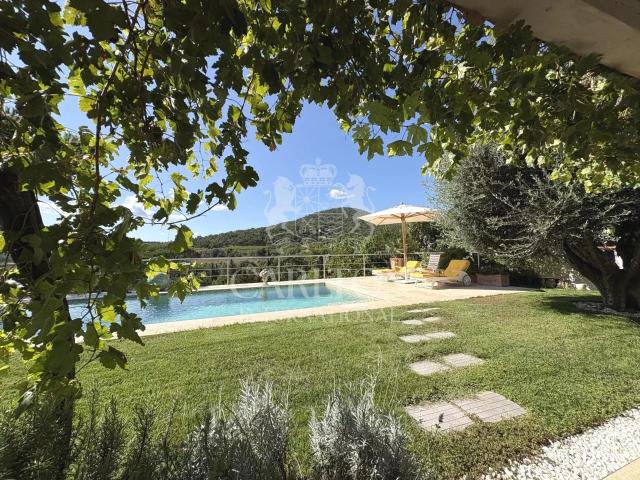 Grimaud, belle villa néo provençale avec vue sur le Château de Grimaud