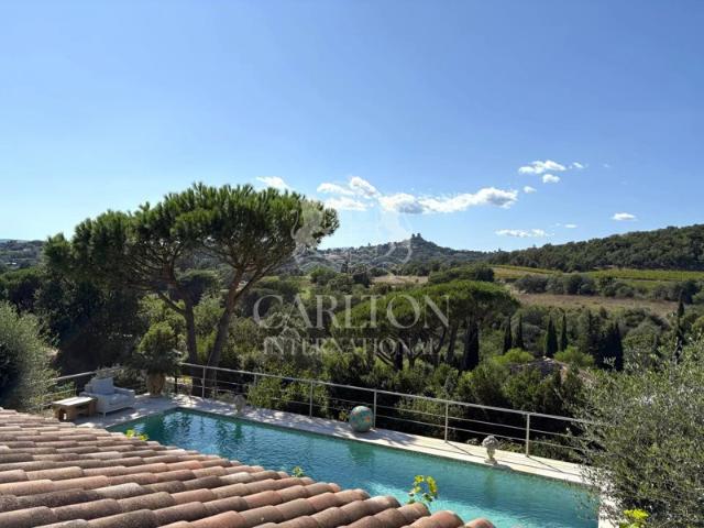 Grimaud, belle villa néo provençale avec vue sur le Château de Grimaud