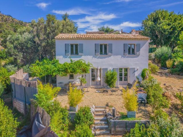 Grimaud: Charmante Bastide au cœur d'un hameau. 98m² Grimaud
