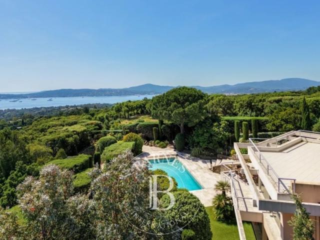 GRIMAUD – DOMAINE PRIVÉ DE BEAUVALLON?Villa d'architecte avec vue mer panoramique sur Saint Tropez