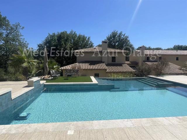 Grimaud Villa d'exception avec piscine au pied du village. 101m² Grimaud