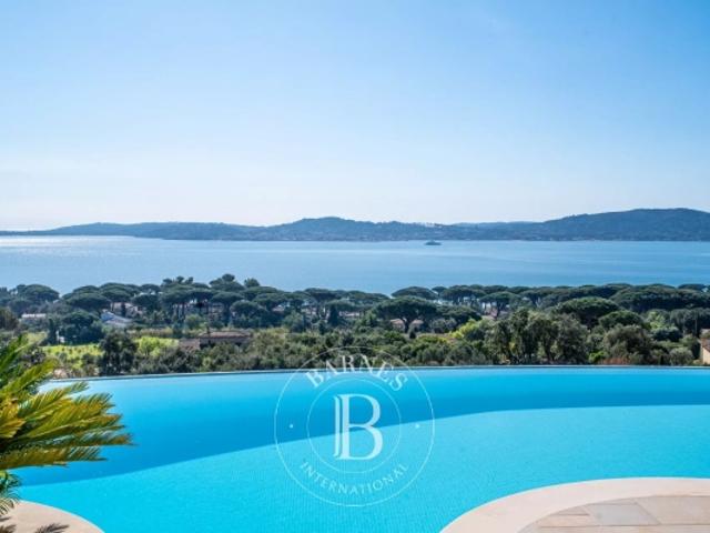 GRIMAUD VILLA FACE SAINT TROPEZ VUE MER PANORAMIQUE