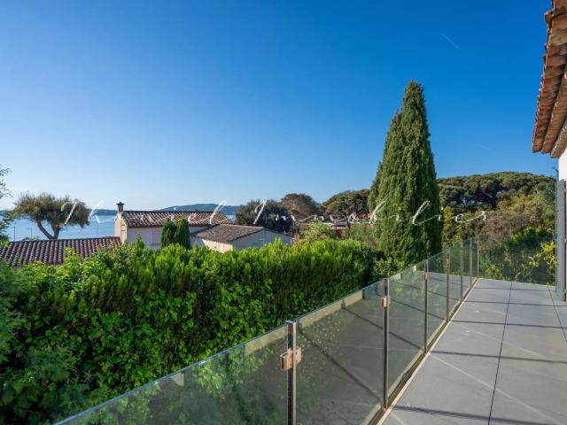 Grimaud: villa rénovée de 200 m² avec vue mer et jardin pay. 200m² Grimaud