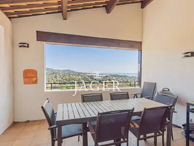 Grimaud 83310 Achat / Vente appartement 4 pièces t4 au dernier étage piscine