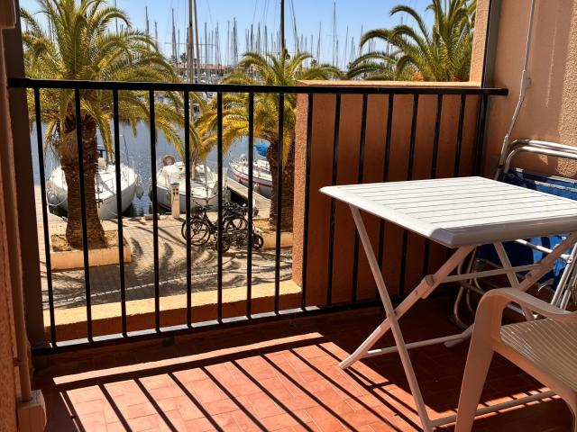 GRUISSAN, RIVE DROITE, EN EXCLUSIVITE, Appartement de type 2 avec terrasse VUE PORT + place de parking privati