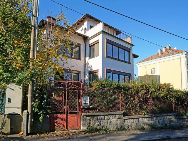 Gründerzeit Villa aus 1901 mit PV Anlage, Schwimmhalle und Sauna im Klosterneuburger Zentrum