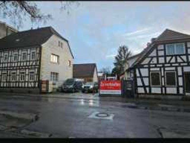 Grundstück mit Wohnhäusern, Garagen Werkstatt und Nebengebäuden.