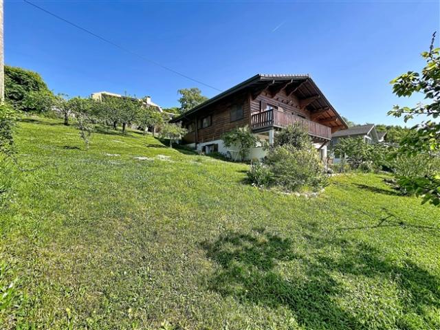 Grundstück mit Chalet in einer grünen Umgebung und Seeblick