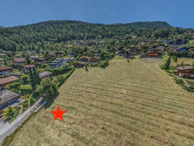 Grundstück, das zur Bebauung bereit ist, frei von Verpflichtungen, sehr nahe am Zentrum der Station