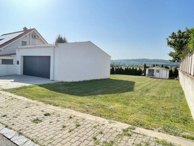 Grundstück in absoluter Ruhelage mitsamt neuer, großzügiger Garage in Winden am See