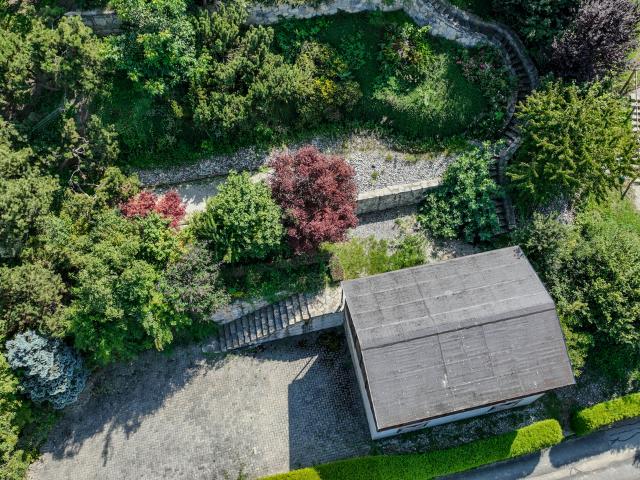 Grundstück und Gebäude zur Renovierung mit Baugenehmigung