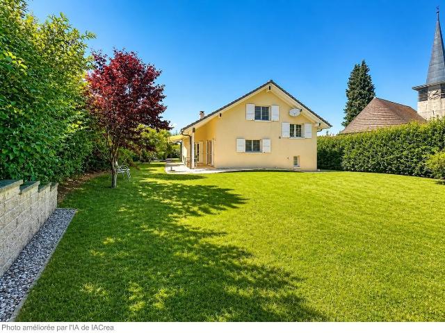 Geräumiges Familienhaus, grosser grüner Garten und Garagen für 4 Autos + 2 Parkplätze