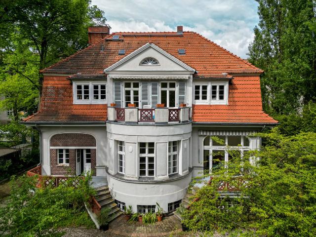 Grunewald nahe Kurfürstendamm  historische Landhausvilla mit großzügigem Grundstück