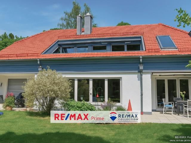 Grünwald: Stilvolle Architektur in Toplage – Villenhälfte in Waldrandlage