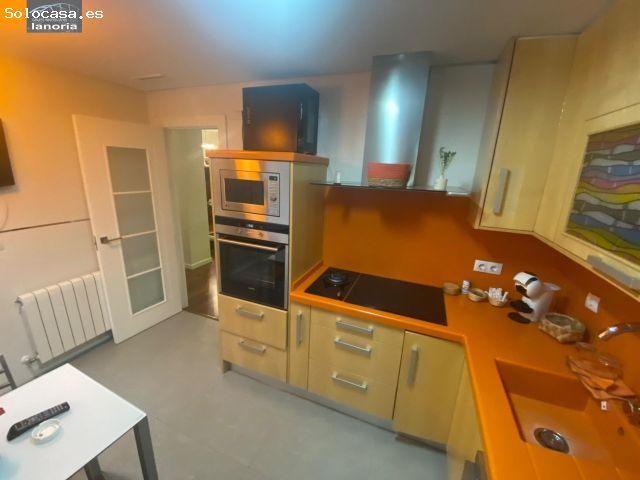 Grupo la Noria VENDE piso muy CENTRICO completamente AMUEBLADO con Plaza de Garaje y Patio. 3 Dormit