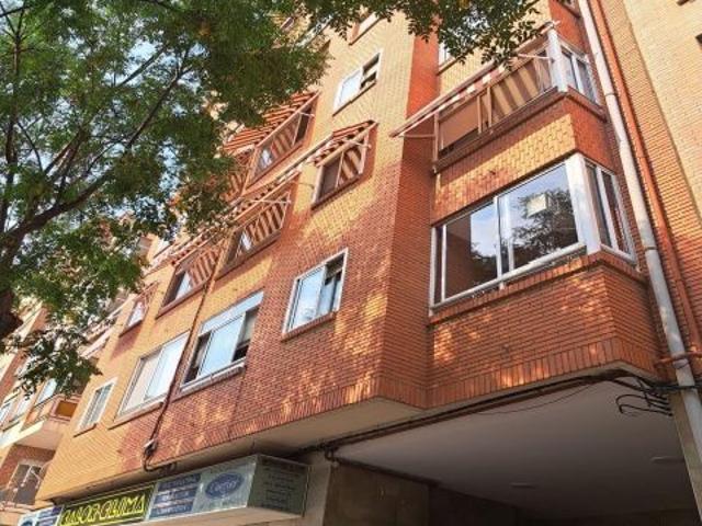 Grupo la Noria VENDE piso y Trastero. 3 dormitorios 4 de origen y 2 Baños, en Calle Benavente Cir