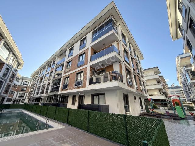 ▀güç'ten Akçay'da Yüzme Havuzlu & Otoparklı Güvenlikli 1+1 Daire