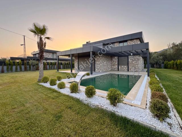 ▀ Güç'ten Altınoluk'ta Deniz & Dağ Manzaralı Havuzlu Lüx 4+1 Villa