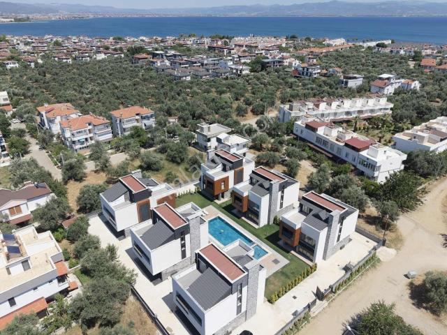 Güçlü Kardeşler Full Eşyalı Gürede Havuzlu Deniz Manzaralı Villa