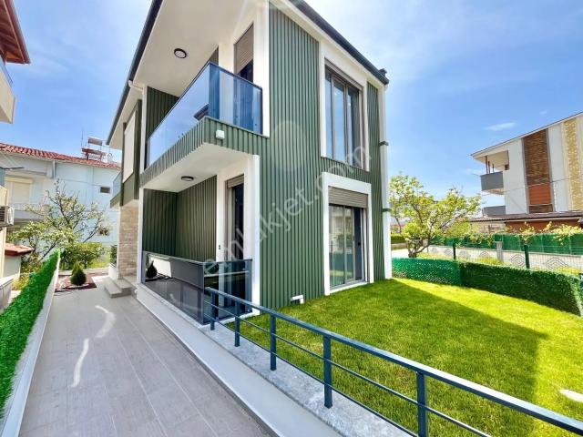 Gümüş'den Güre'de Denize Sadece 50m Müstakil Bahçeli Şık 3+1 Satılık Villa