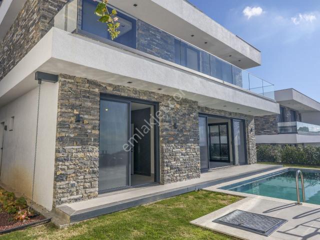 Gümüşlük'te 4+1 Müstakil Havuzlu Bahçeli Villa