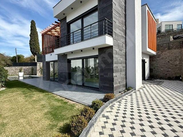 GÜMÜŞLÜK'TE 530 M2 ARSA İÇERİSİNDE FIRSAT FİYATA 4+1 VİLLA !