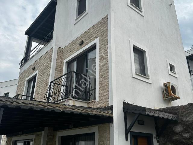 Gündoğan Kızılburun Deniz Manzaralı Bahçe Kullanımlı Ortak Havuzlu Sitede Bakımlı Villa