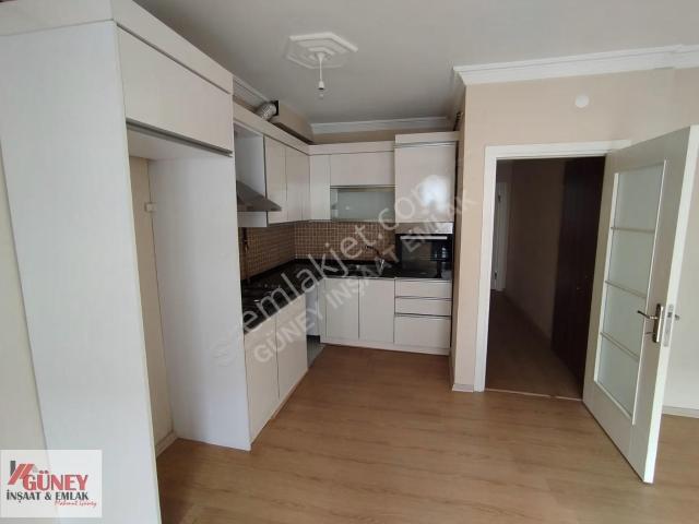 Güneyden Emek Cad.de 1+1.75m2 Ara Kat Daire