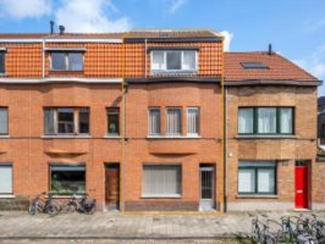 Gunstig gelegen karaktervolle stadswoning met koer!