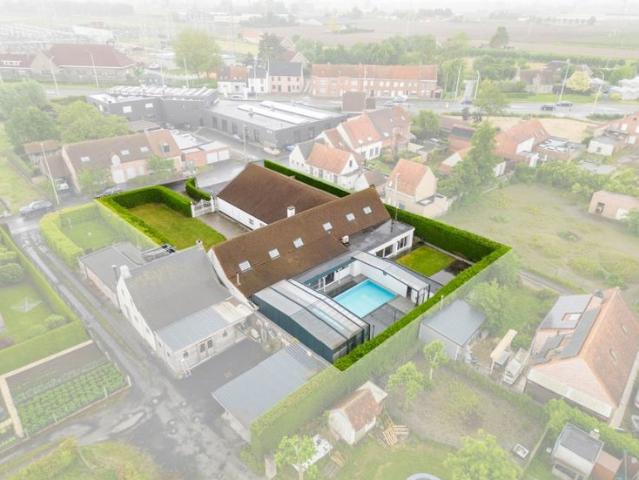 Gunstig gelegen woning met moderne loods op 1632m²