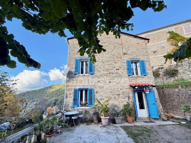 GUAGNO Corse: A vendre, maison en pierres avec dépendance, jardin, vue dégagée
