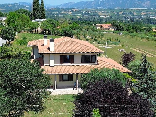 Gualdo Tadino. Intera villa bifamiliare con taverna ed ampio. 450m² Gualdo Tadino