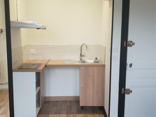 GUITRES DANS LE BOURG APPT T2 AU 1ER ETAGE