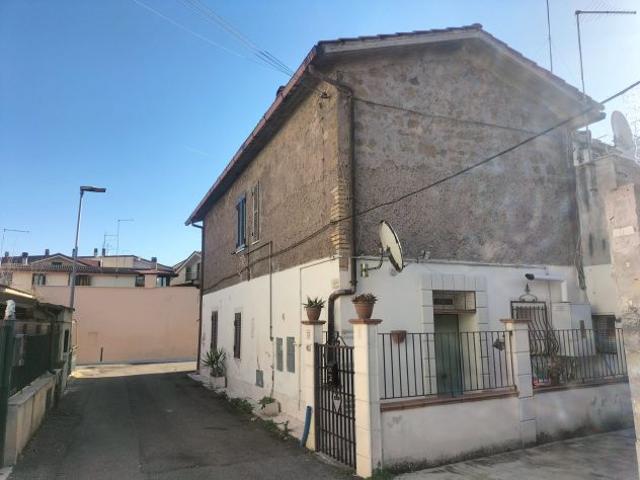 Guidonia, appartamento con corte esterna