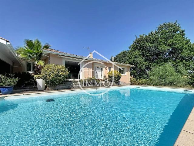 GUILLAC Superbe propriété de 163 m2 de plain pied avec pis. 162m² Guillac