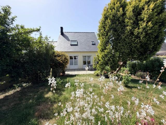 GUINGAMP – Charmante maison familiale avec jardin clos. garage et nombreux travaux récents
