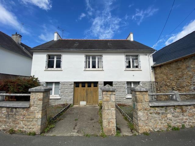GUINGAMP MAISON SITUEE A PROXIMITE DES ECOLES ET DES COMM
