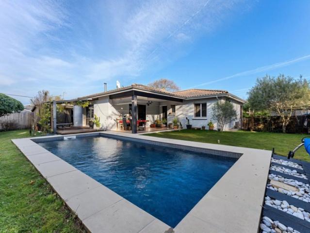 GUJAN MESTRAS MAISON PLAIN PIED AVEC PISCINE ET GARAGE