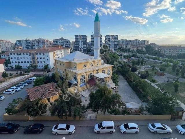 Gül Emlaktan Okul,cami Ve Şehiriçi Durağında Kiralık Daire