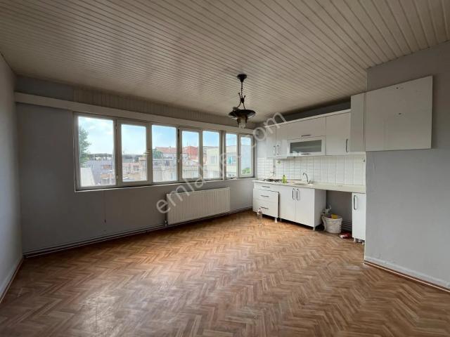 Gülbahçe Mahallesi Gazi Caddesi'nde Ferah 2+1 Kiralık Daire