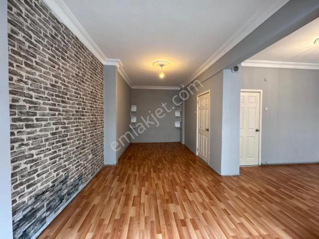 Güllük'te Cadde Üzeri Bakımlı 120m2 Balkonlu Daire