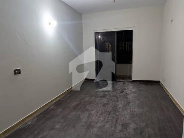 Gulshan e Iqbal Block 10 A 900 Square Feet Flat Up For sale